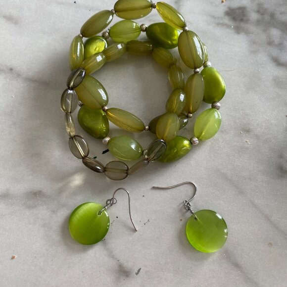 Green Medallion 19" Necklace with Matching Bracelet and Earrings - Picture 2 of 3